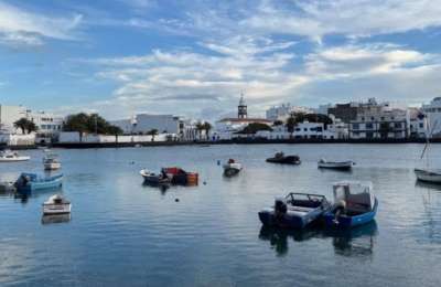 72-year-old rescued after low tide leaves her trapped in Lanzarote harbour
