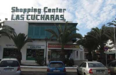 Firefighters rescue woman trapped in shopping centre toilet in Costa Teguise