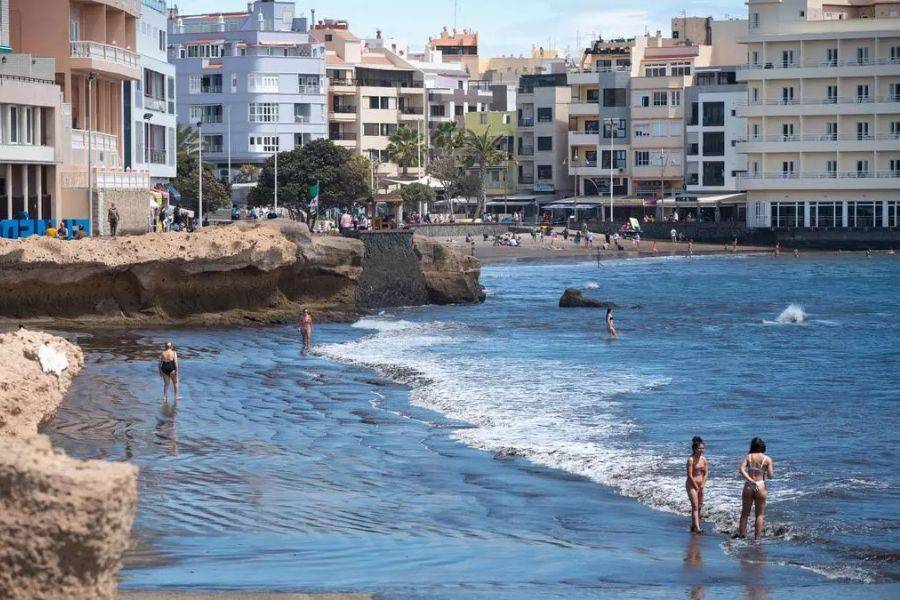 Popular beach in South Tenerife reopens after two-day swimming ban