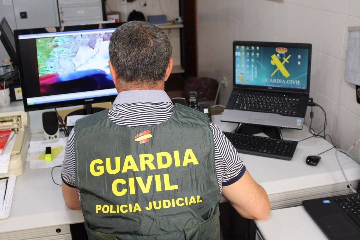 Guardia Civil officer jailed in Tenerife for misusing police databases to spy on ex-partners