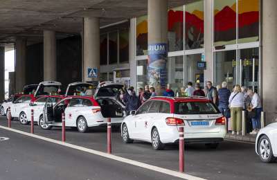 Lanzarote Cabildo approves new taxi rules to reduce delays at airport 