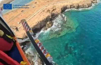 Guardia Civil officers rescue teenager from sea at natural pools in Fuerteventura 