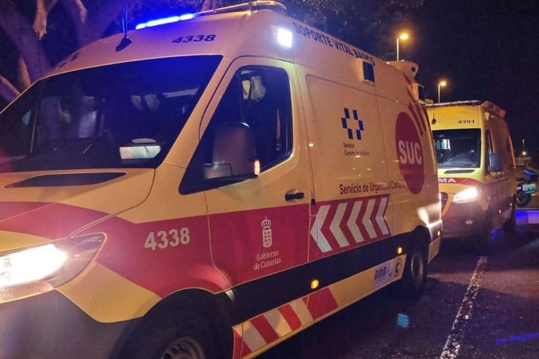 Three injured after car crashes into a wall in Las Chafiras