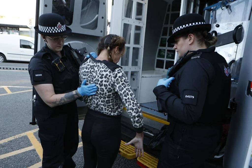 Fugitive Pamela Gwinnett officially arrested in the UK after extradition from Tenerife