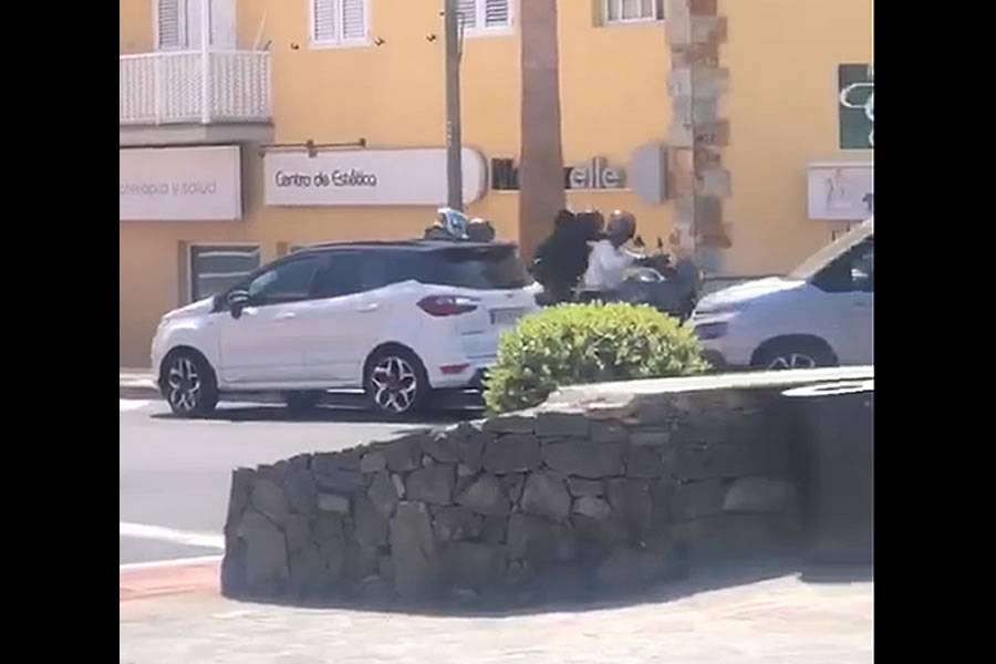 Four robbers of a jewellery shop in Tenerife filmed escaping on motorbikes