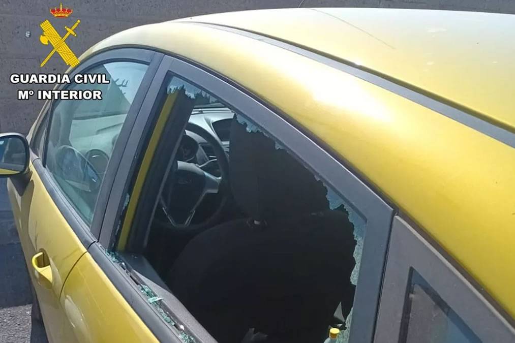 Man arrested for breaking into 27 cars near a popular beach in south Tenerife 