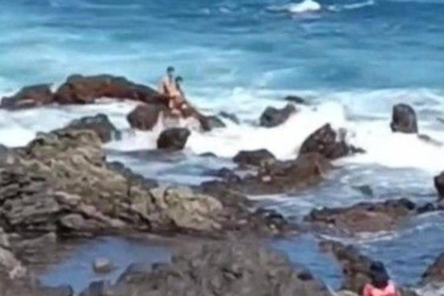 VIDEO: Lifeguard intervenes as people ignore dangerous sea conditions in Tenerife