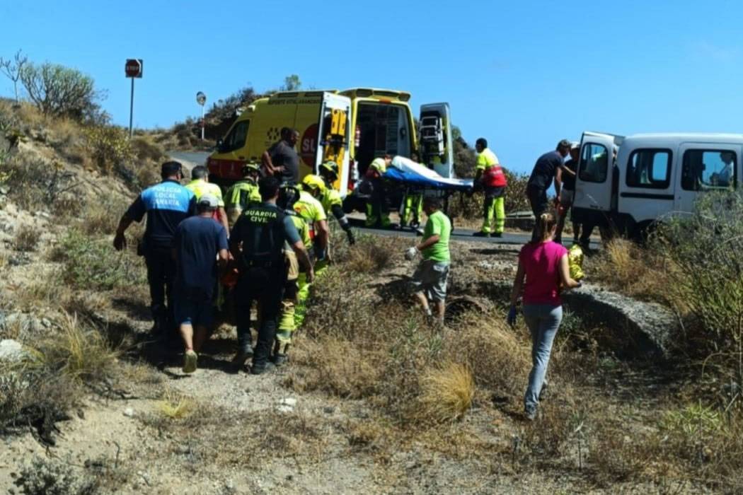 75-year-old man seriously injured after car plunges into ravine in Tenerife