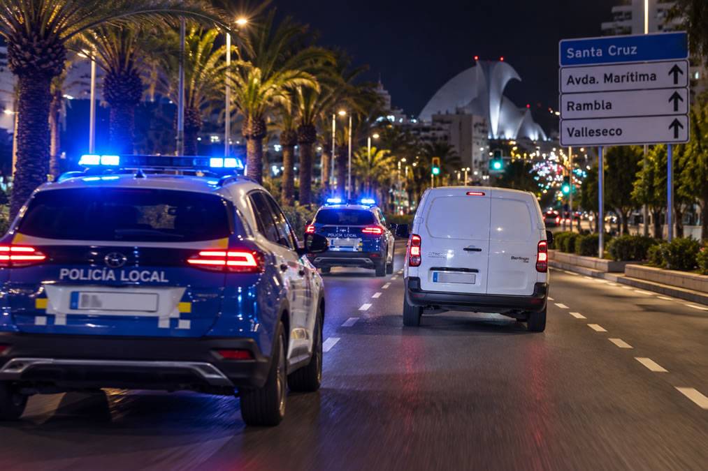 Police chase in Tenerife ends with two arrests and damaged patrol cars