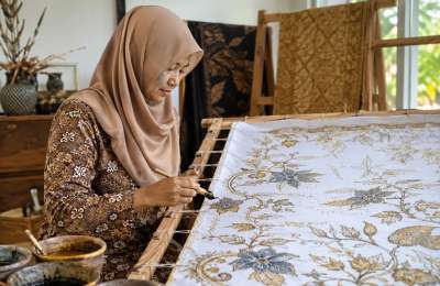The Evolution of Batik Art in Global Fashion 
