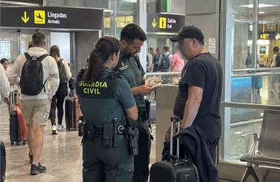 Passenger arrested after trying to spend fake euros on flight to Tenerife