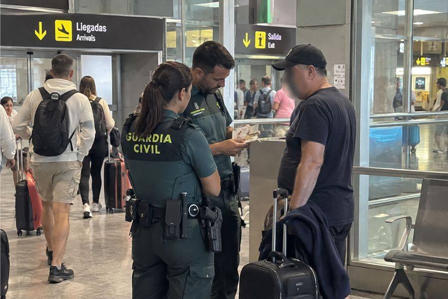 Passenger arrested after trying to spend fake euros on flight to Tenerife