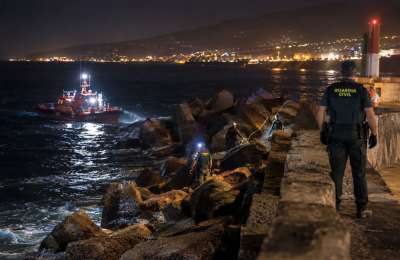 Guardia Civil officers rescue missing woman from sea in Tenerife 