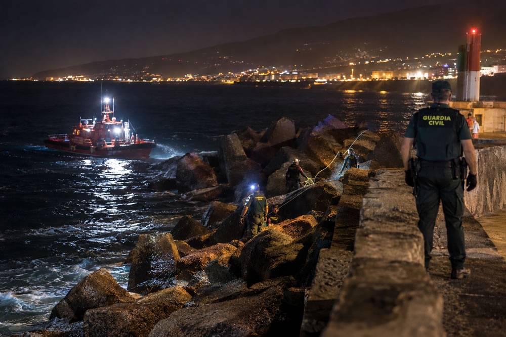 Guardia Civil officers rescue missing woman from sea in Tenerife 