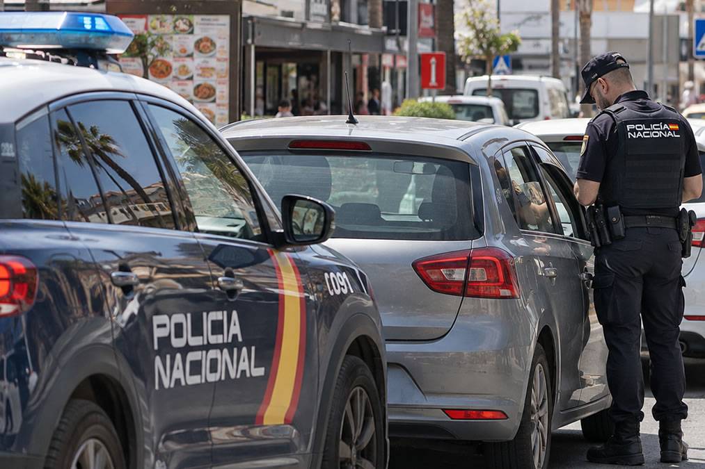 Double-parked car leads to drug dealers arrest in Los Cristianos