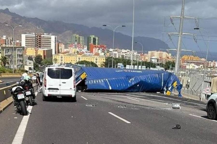 One dead after lorry overturns on motorway in Tenerife