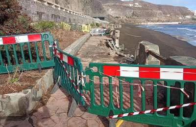 Wall collapses onto popular beach in Gran Canaria 