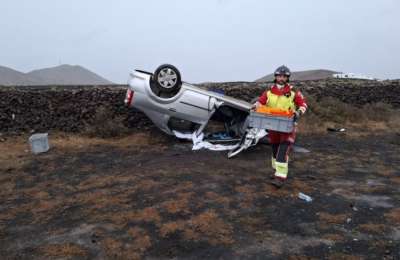 Firefighters rescue man trapped in overturned car in Lanzarote