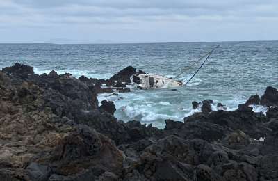 Five injured after yacht hits rocks near Lanzarote harbour